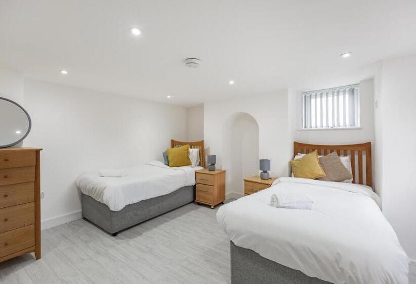 شقة غرفة واحدة, Pembroke Heights