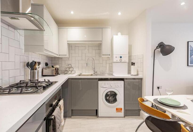 شقة غرفة واحدة, Pembroke Heights