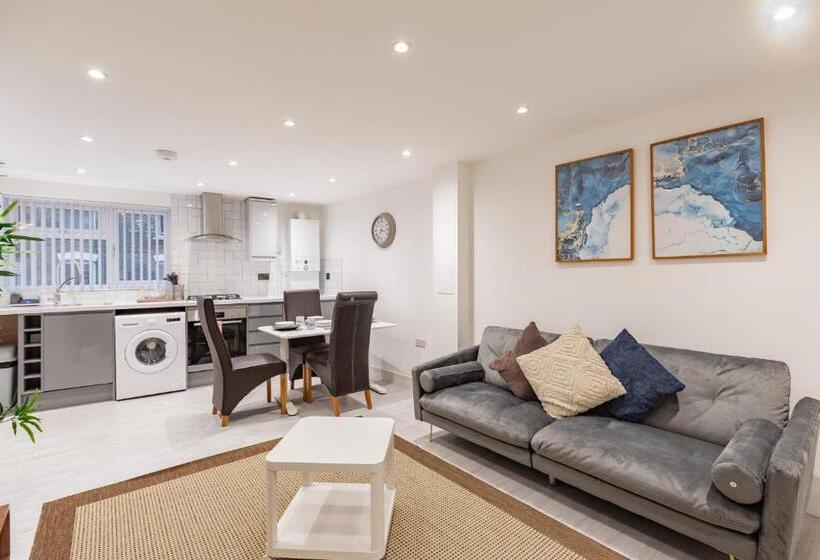 شقة غرفتين, Pembroke Heights