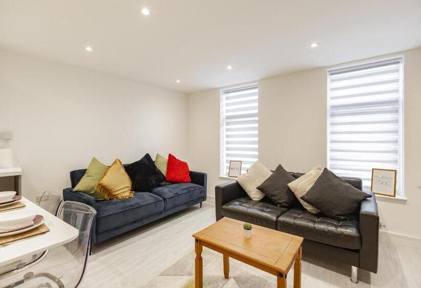 Апартаменты 2 Спальни, Pembroke Heights