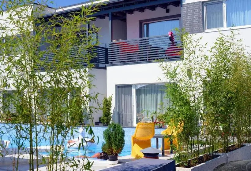 سوییت خانوادگی, Bunga Bunga Resort Mamaia Nord