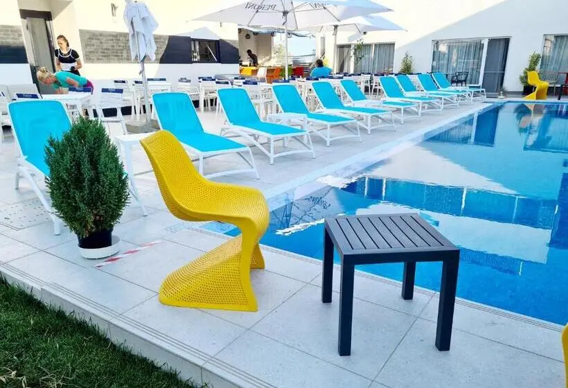 سوییت خانوادگی, Bunga Bunga Resort Mamaia Nord