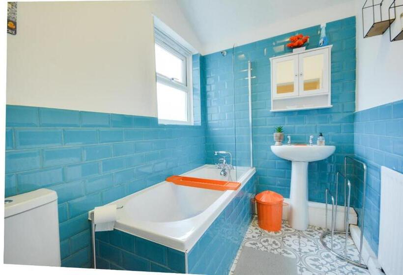 Апартаменты 1 Спальня, Cosy 2bd Flat Near City And Beach   30 Percent Off Long Term Bookings