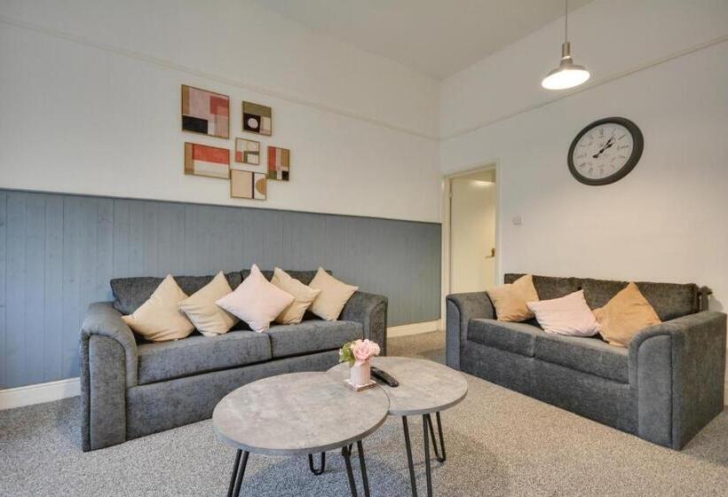 Апартаменты 1 Спальня, Cosy 2bd Flat Near City And Beach   30 Percent Off Long Term Bookings