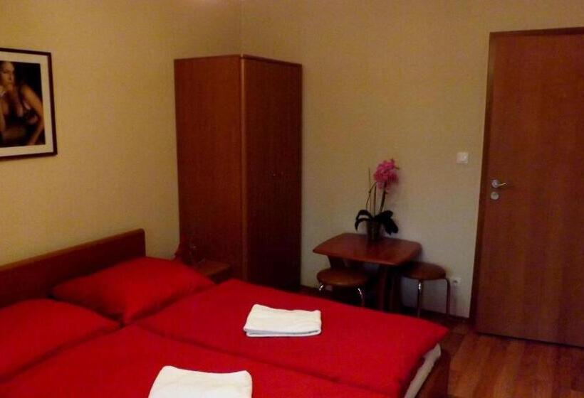 带阳台的豪华间, Guest House Penzión Fortuna