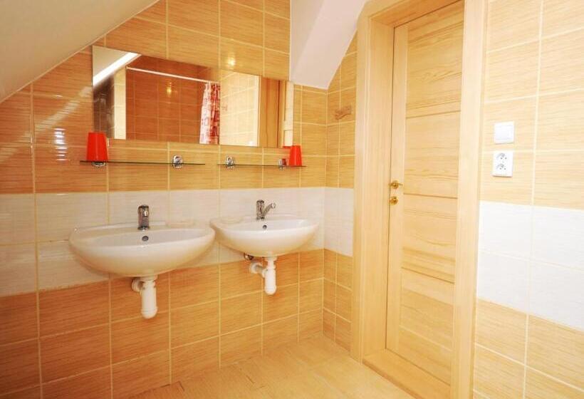 발코니가 있는 4인용 스탠다드 룸, Penzion U Hološov