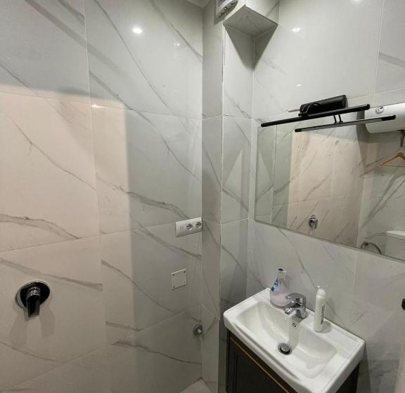 经济房, Budget Retreat Tirana & Studios