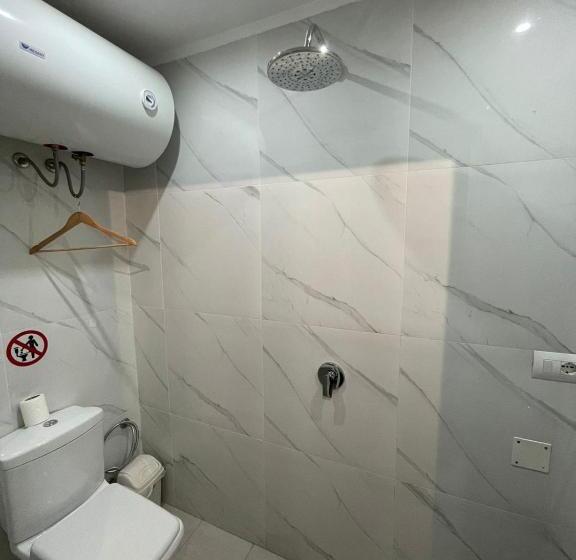 经济房, Budget Retreat Tirana & Studios