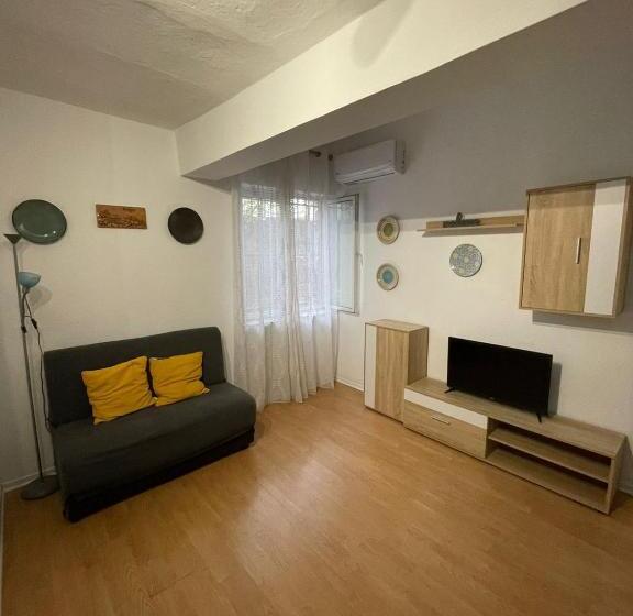 经济房, Budget Retreat Tirana & Studios