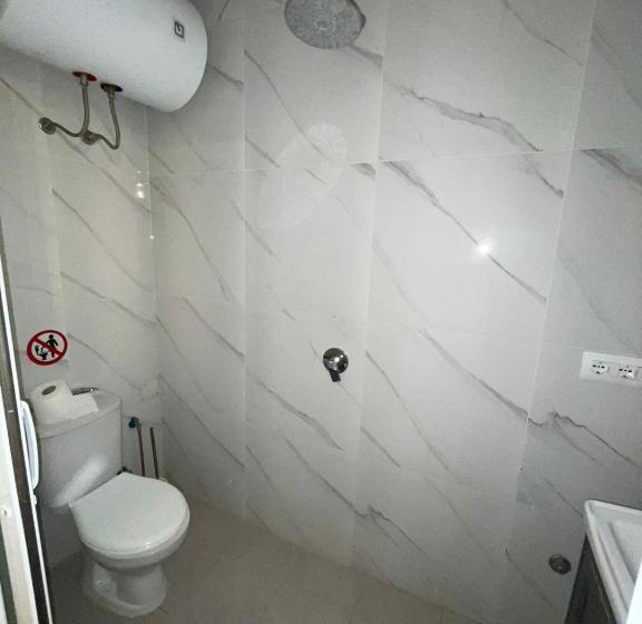 经济房, Budget Retreat Tirana & Studios