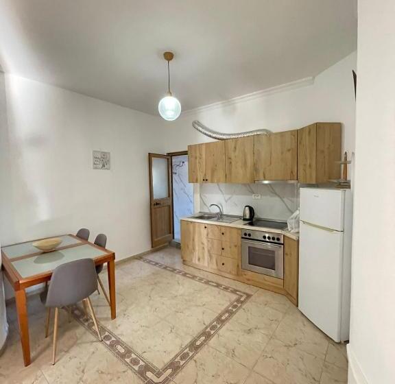 带大床的豪华间, Budget Retreat Tirana & Studios