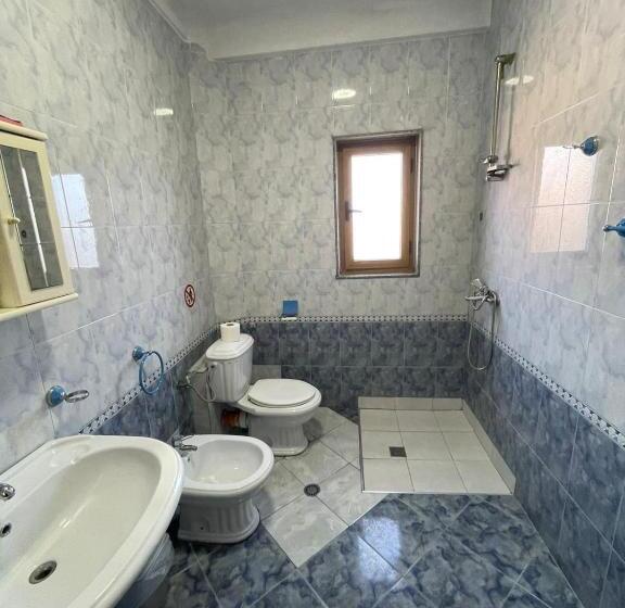 带阳台的豪华间, Budget Retreat Tirana & Studios