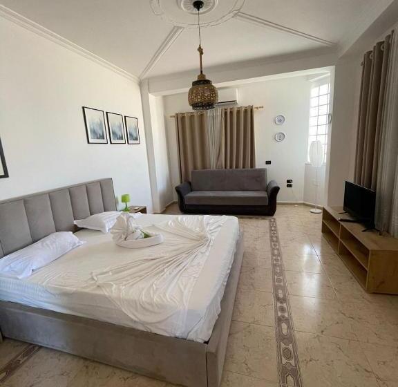 带阳台的豪华间, Budget Retreat Tirana & Studios