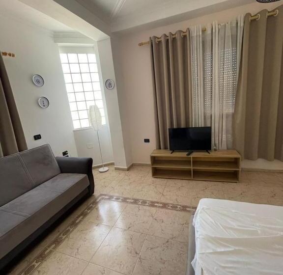 带阳台的豪华间, Budget Retreat Tirana & Studios