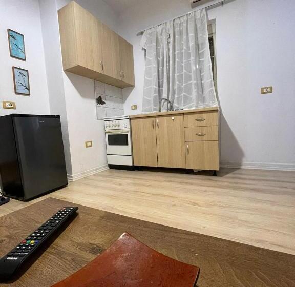 带大床的标准间, Budget Retreat Tirana & Studios