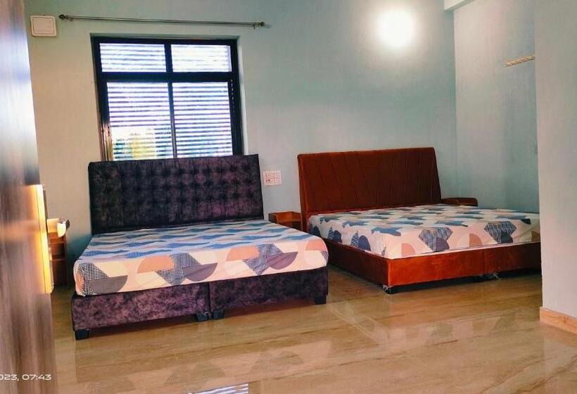 غرفة كلاسيكية ثلاثية, Nidhivan Guest House