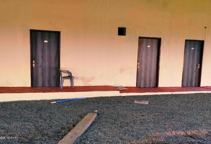 غرفة كلاسيكية ثلاثية, Nidhivan Guest House