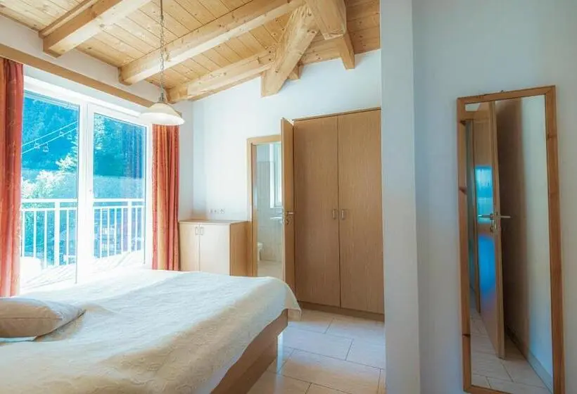 Ullakkohuone, Panorama Spa Lodges Das.schiller