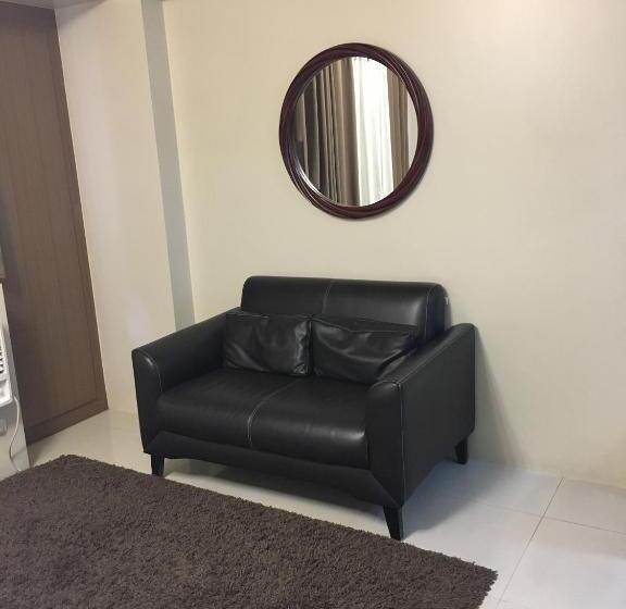 إستديو قياسى مطل على حمام السباحة, H&m One Palmtree Villas