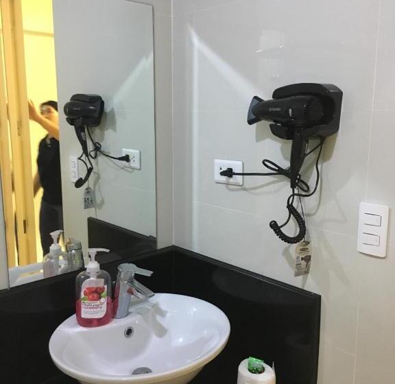 إستديو قياسى مطل على حمام السباحة, H&m One Palmtree Villas