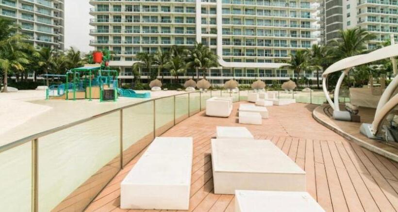 استودیو استاندارد با بالکن, 1 Bedroom Unit With Massage Chair, Karaoke, Smart Tv At Azure Urban Resort