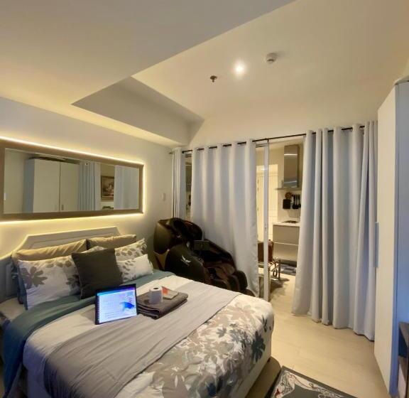 استودیو استاندارد با بالکن, 1 Bedroom Unit With Massage Chair, Karaoke, Smart Tv At Azure Urban Resort