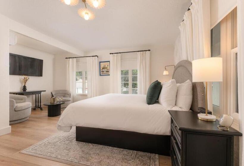 キングサイズベッドのスタンダードルーム, Petit Soleil   Bed, Breakfast And Bar