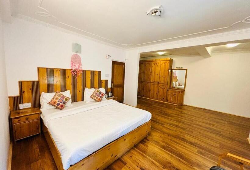 اتاق خانوادگی, The Mystical Cascade Villa