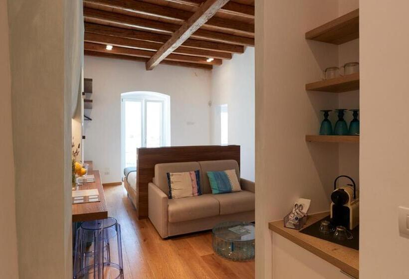 اتاق استاندارد چهار تخته با چشم‌انداز دریا, B&b Suite Home Trani Port View