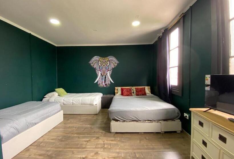 חדר משפחתי, Hostal La Casona