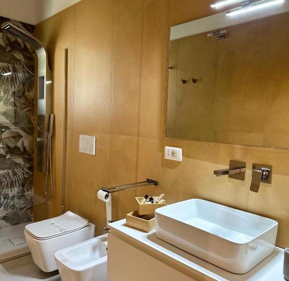 חדר סטנדרט לשלושה, I Secolari