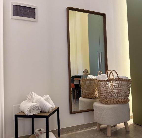 חדר סטנדרט לשלושה, I Secolari