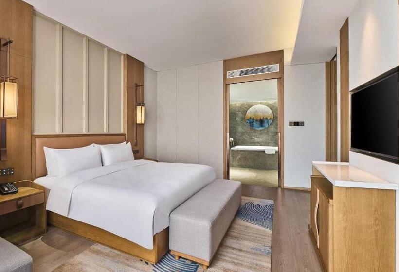 キングサイズベッドのスイートルーム, Crowne Plaza Chengdu Wuhou, An Ihg