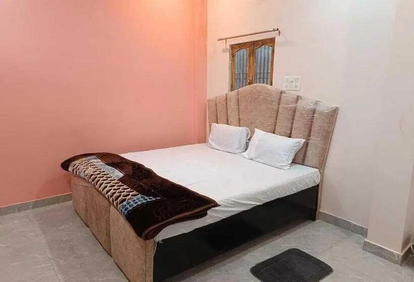 トリプルクラシックルーム, Oyo Purvi Ganga P.guest House