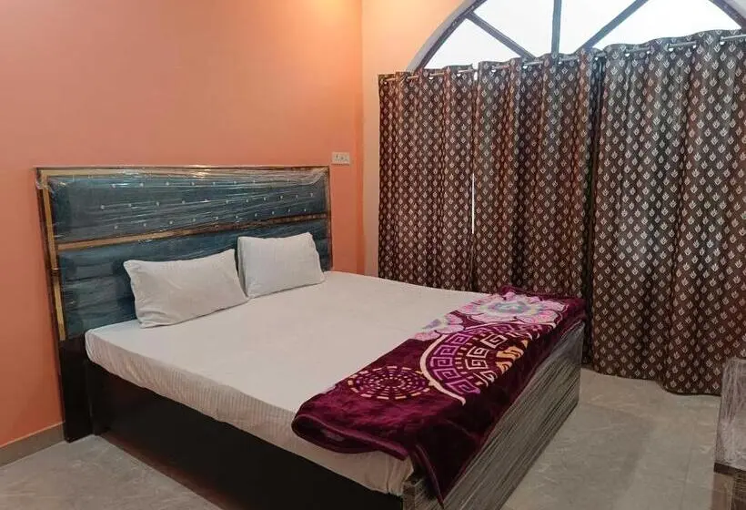 トリプルクラシックルーム, Oyo Purvi Ganga P.guest House
