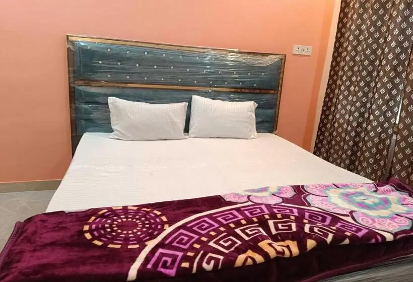 トリプルクラシックルーム, Oyo Purvi Ganga P.guest House