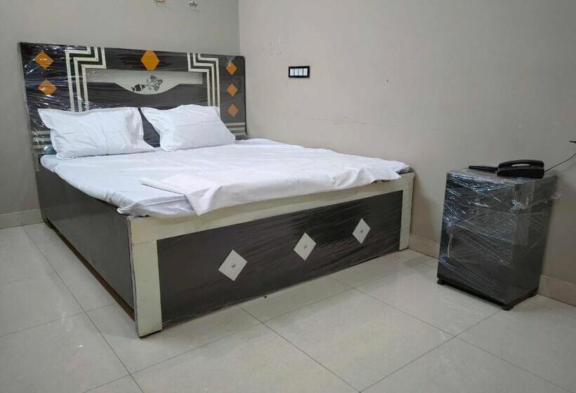Classic Kolmen Hengen Huone, Oyo Hotel Freedom Inn