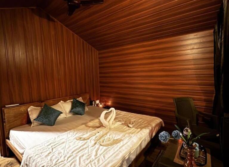 جناح ديلوكس, Samadhan Lake Side Resort Maval