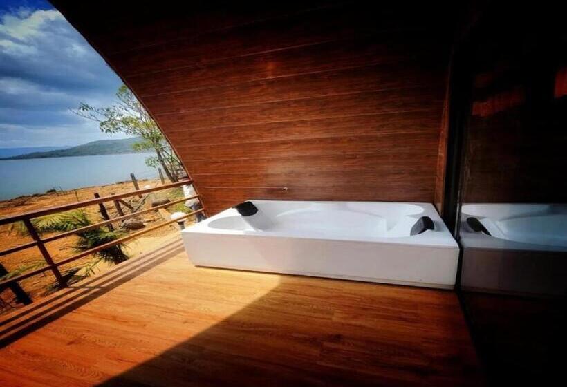 جناح ديلوكس, Samadhan Lake Side Resort Maval