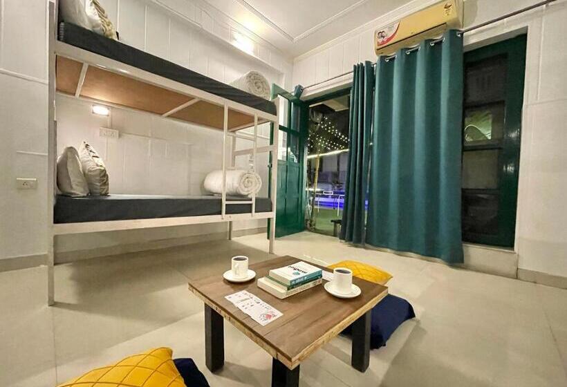 מיטה בחדר משותף, The Wraveler Tapovan Rooms And Dorms