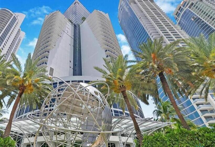 منزل غرفة نوم واحدة, Sunny Isles Bayfront: Deluxe Studio Retreat