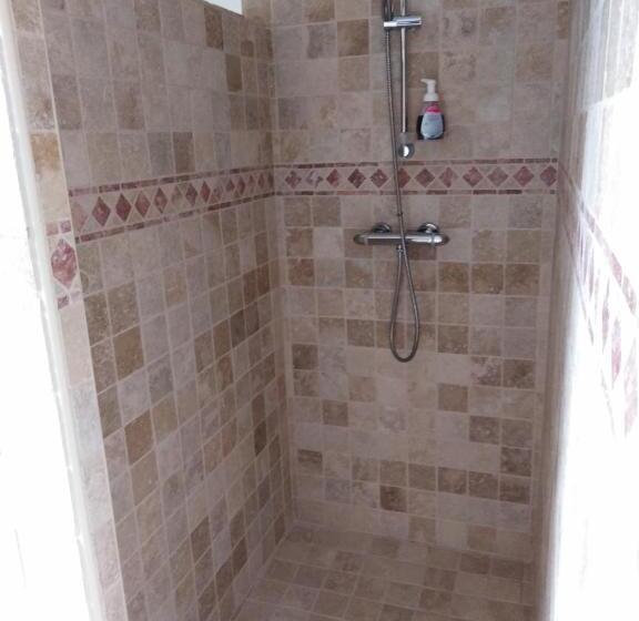 غرفة عائلية, L Tas De Cailloux