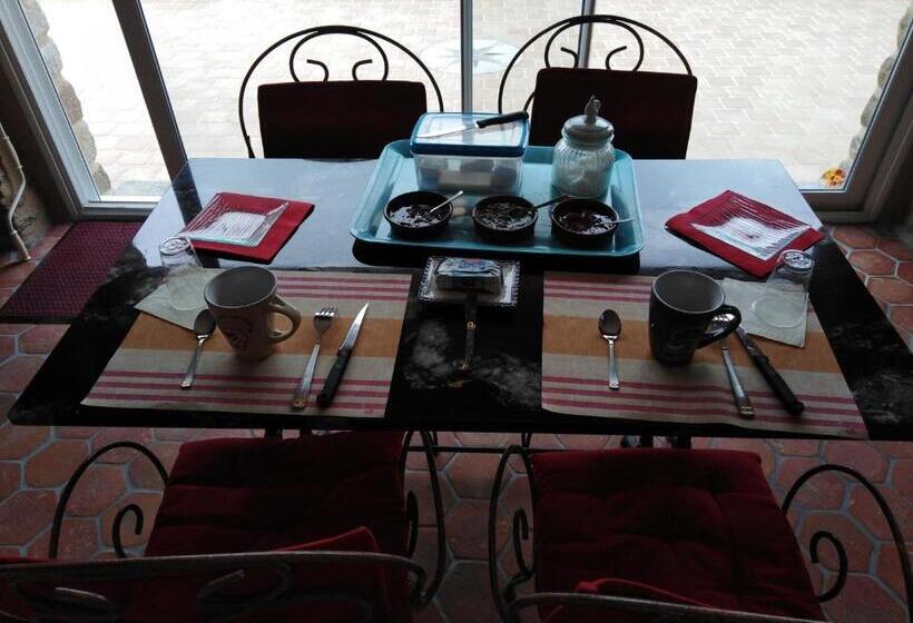 غرفة عائلية, L Tas De Cailloux