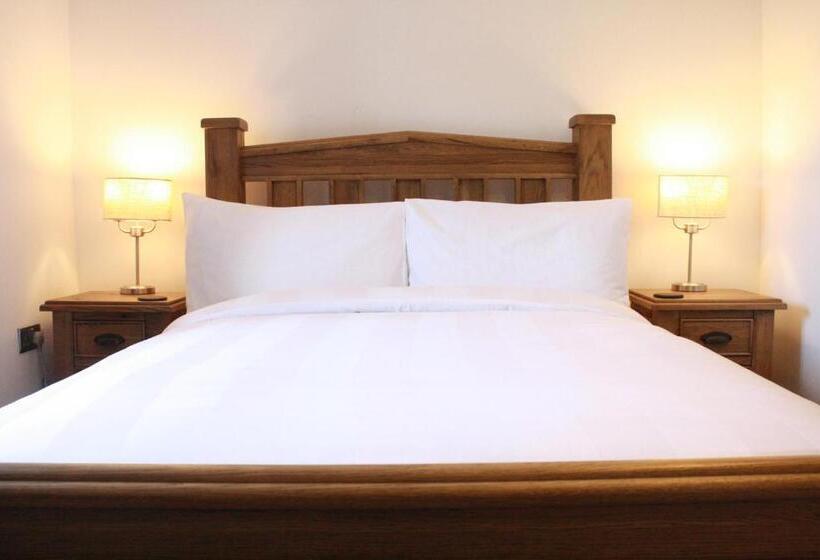 패밀리 룸, The Black Dog Inn