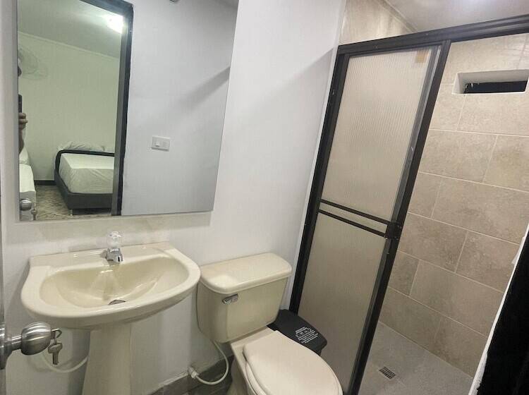 חדר דלוקס, De León Estadio