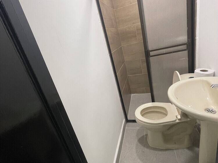 חדר דלוקס, De León Estadio