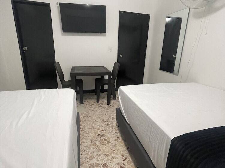 חדר דלוקס, De León Estadio