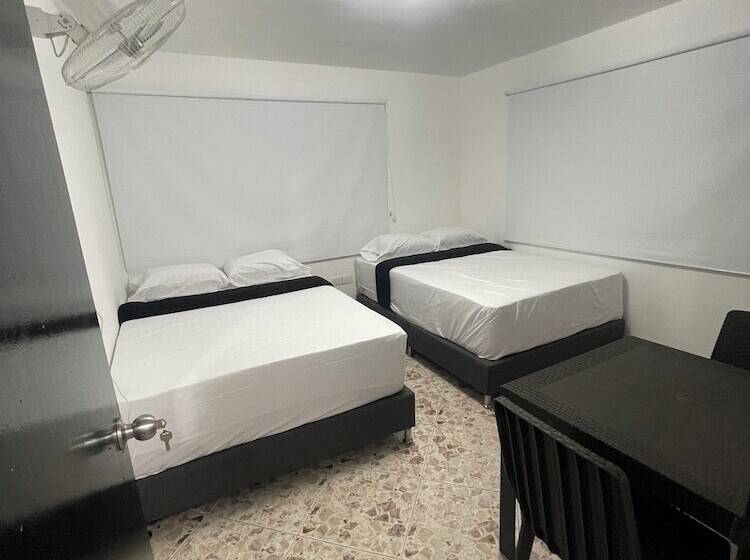 חדר דלוקס, De León Estadio