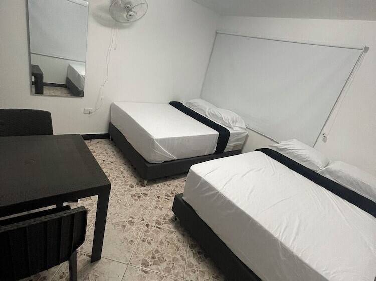 חדר דלוקס, De León Estadio