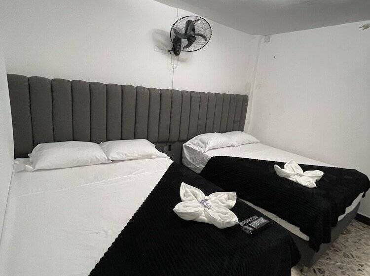 חדר דלוקס, De León Estadio